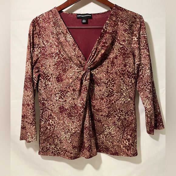 Cute patterned top with a tie in the front. - Picture 1 of 4